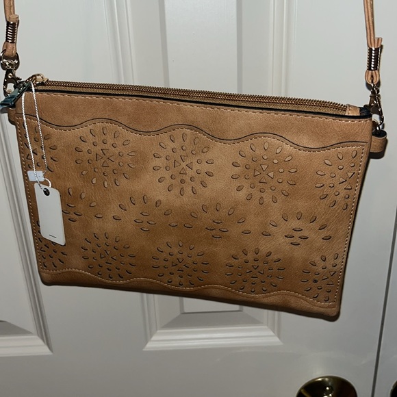 Be Clever tan faux leather crossbody bag. - Picture 1 of 6